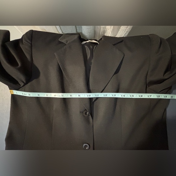 Black Blazer Size 10. Lined. Single Breasted. Adolfo Studio. - Picture 5 of 6